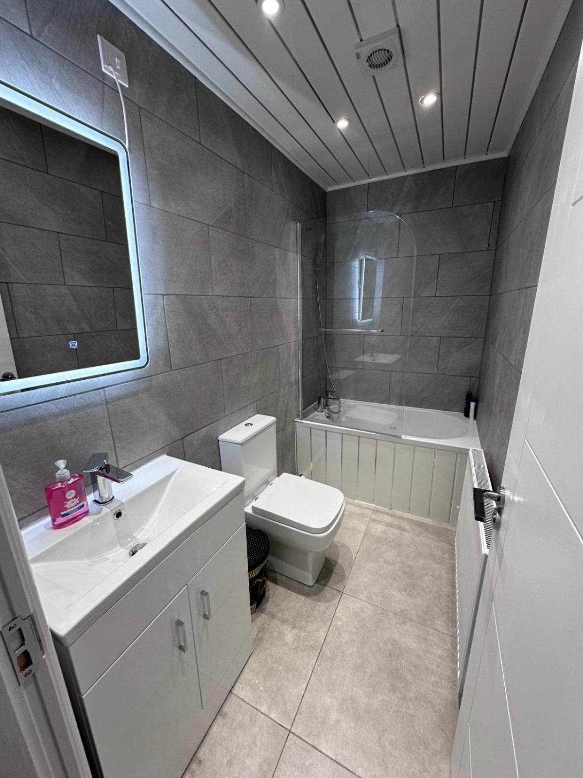 Modern Two-Bedroom Apartment แมนเชสเตอร์ ภายนอก รูปภาพ